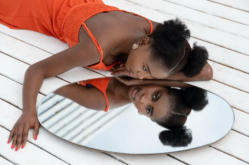 A smart mirror that gives compliments