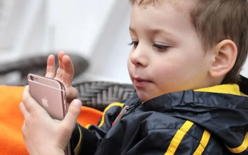 a replica iphone for kids – has sliding icons, popups and sounds but doesn’t call anybody