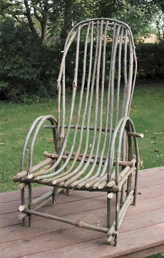 Make garden chairs out of shaped saplings
