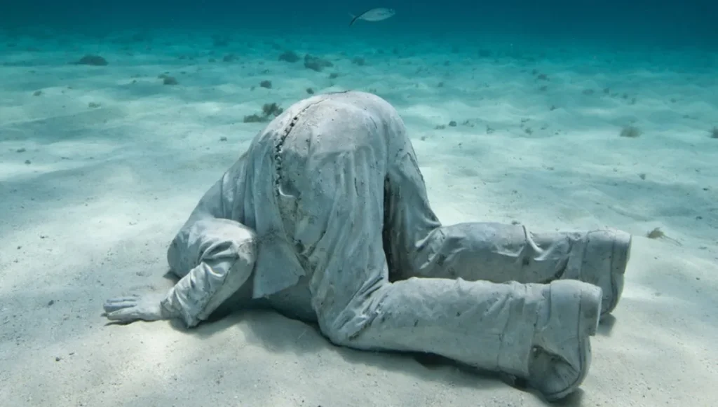 Use magic sand for underwater sculptures